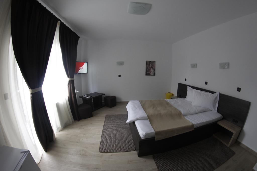 Отель Casa Laur Cu Plaja Privata Колибица Экстерьер фото