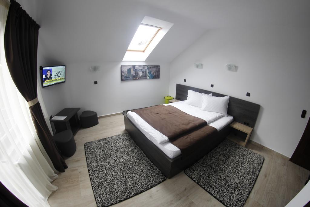 Отель Casa Laur Cu Plaja Privata Колибица Экстерьер фото